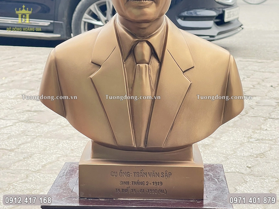 Phần chân đế chạm khắc sắc nét tên, năm sinh và năm mất của cụ ông